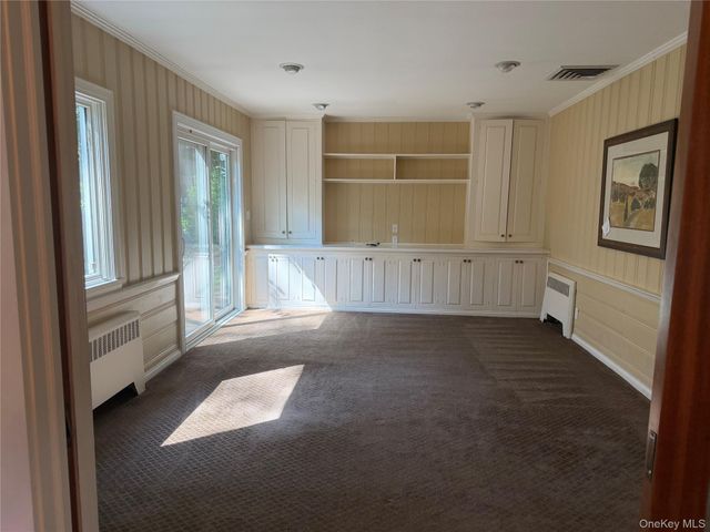 60 Oaktree Lane, Manhasset, NY 11030