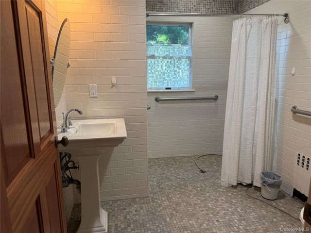 60 Oaktree Lane, Manhasset, NY 11030