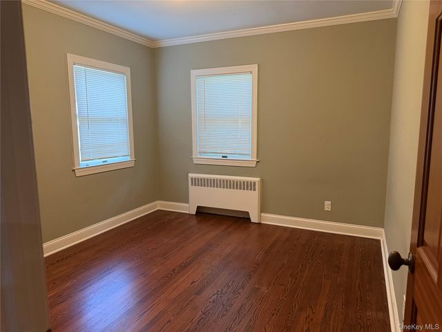 60 Oaktree Lane, Manhasset, NY 11030