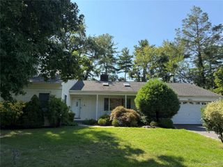 60 Oaktree Lane, Manhasset, NY 11030