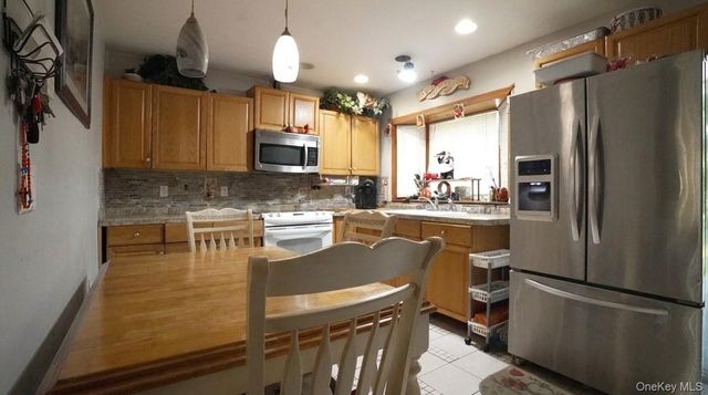 254 Auborn Avenue, Shirley, NY 11967