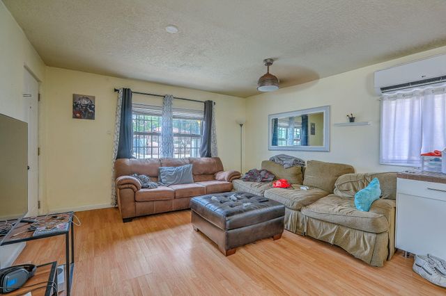 905 Coal Avenue SW, Albuquerque, NM 87102