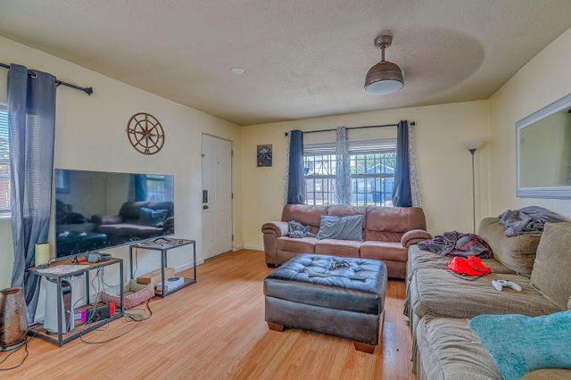905 Coal Avenue SW, Albuquerque, NM 87102
