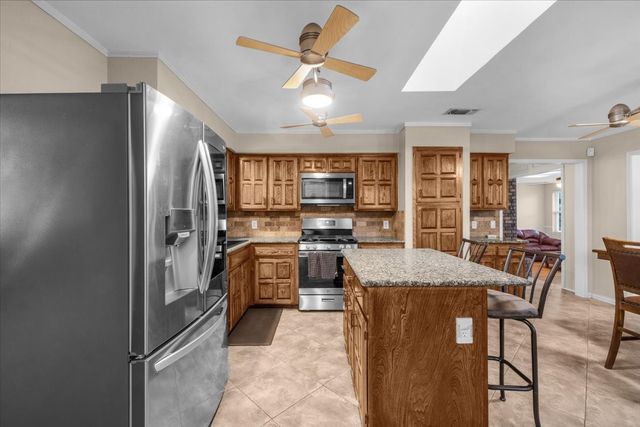 826 Lake Forest Court, Grapevine, TX 76051