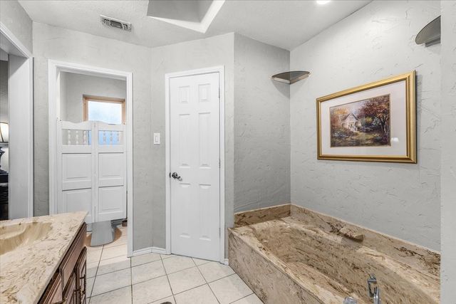 826 Lake Forest Court, Grapevine, TX 76051