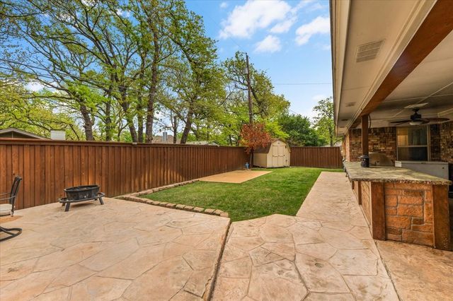 826 Lake Forest Court, Grapevine, TX 76051