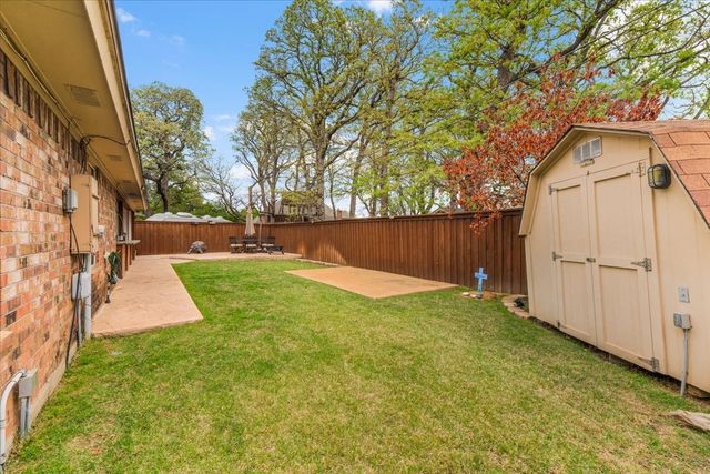 826 Lake Forest Court, Grapevine, TX 76051