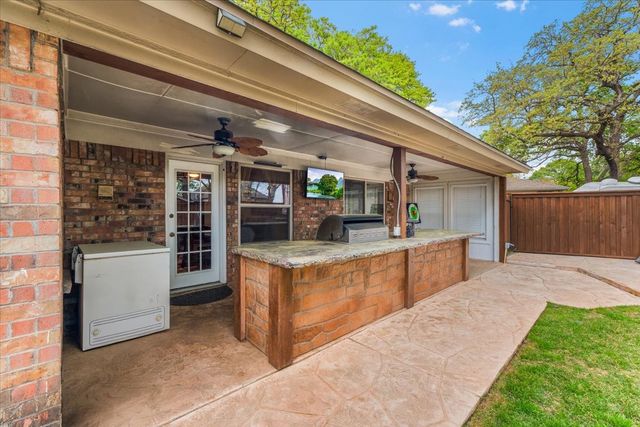 826 Lake Forest Court, Grapevine, TX 76051