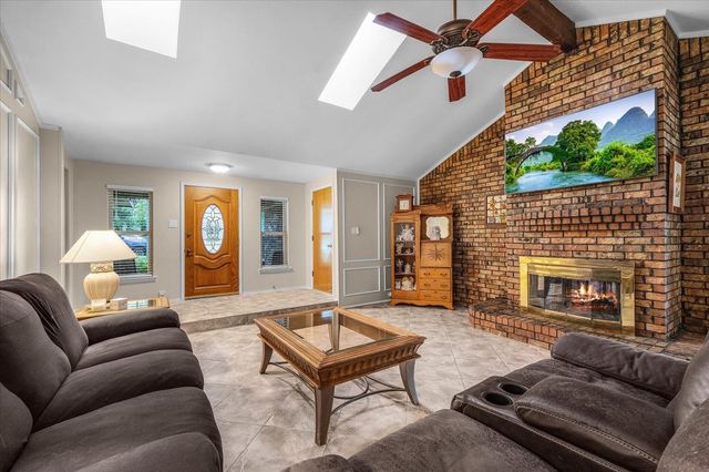 826 Lake Forest Court, Grapevine, TX 76051