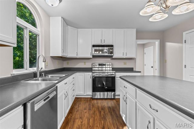 200 Romaine Spring View, Fenton, MO 63026