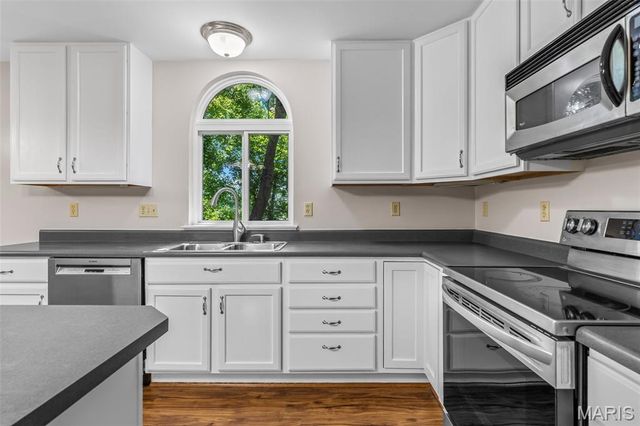 200 Romaine Spring View, Fenton, MO 63026
