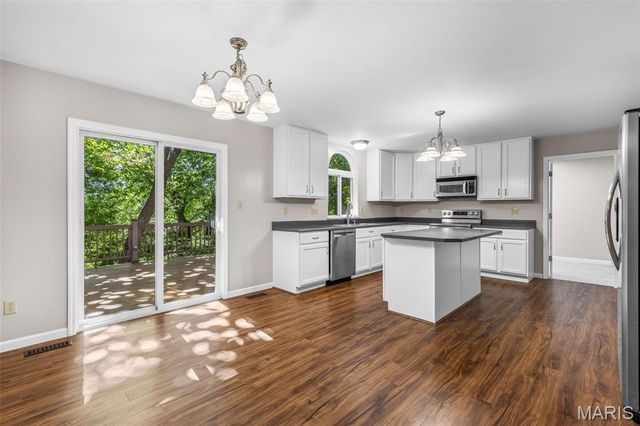 200 Romaine Spring View, Fenton, MO 63026