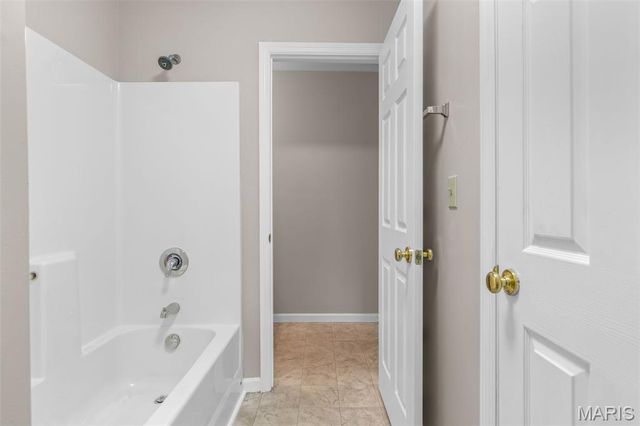 200 Romaine Spring View, Fenton, MO 63026