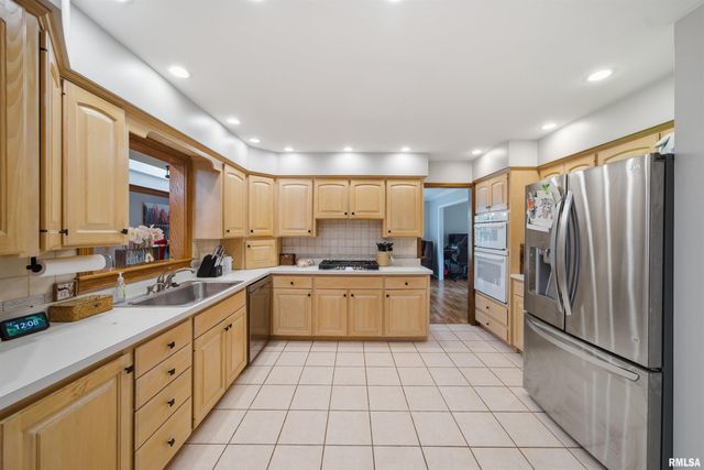 6421 N JAMESTOWN Road, Peoria, IL 61615