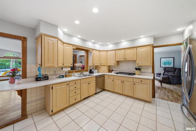 6421 N JAMESTOWN Road, Peoria, IL 61615