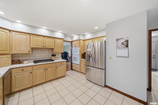 6421 N JAMESTOWN Road, Peoria, IL 61615