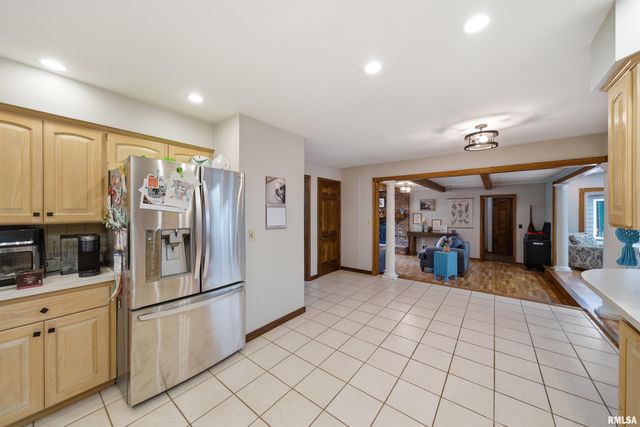6421 N JAMESTOWN Road, Peoria, IL 61615