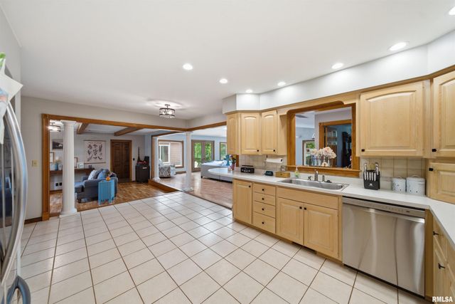 6421 N JAMESTOWN Road, Peoria, IL 61615