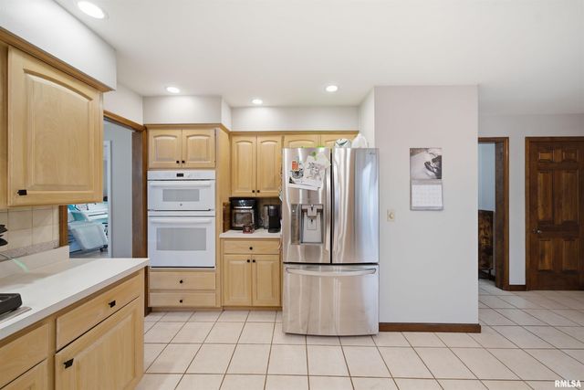 6421 N JAMESTOWN Road, Peoria, IL 61615