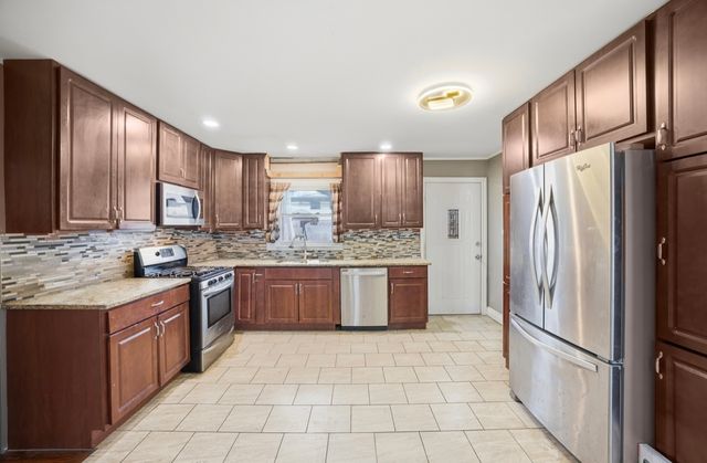 214 N Pleasant Drive, Glenwood, IL 60425