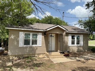 1921 Mckamie Road, Mcgregor, TX 76657