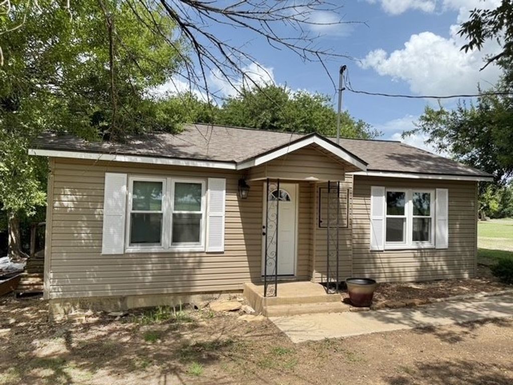 1921 Mckamie Road, Mcgregor, TX 76657