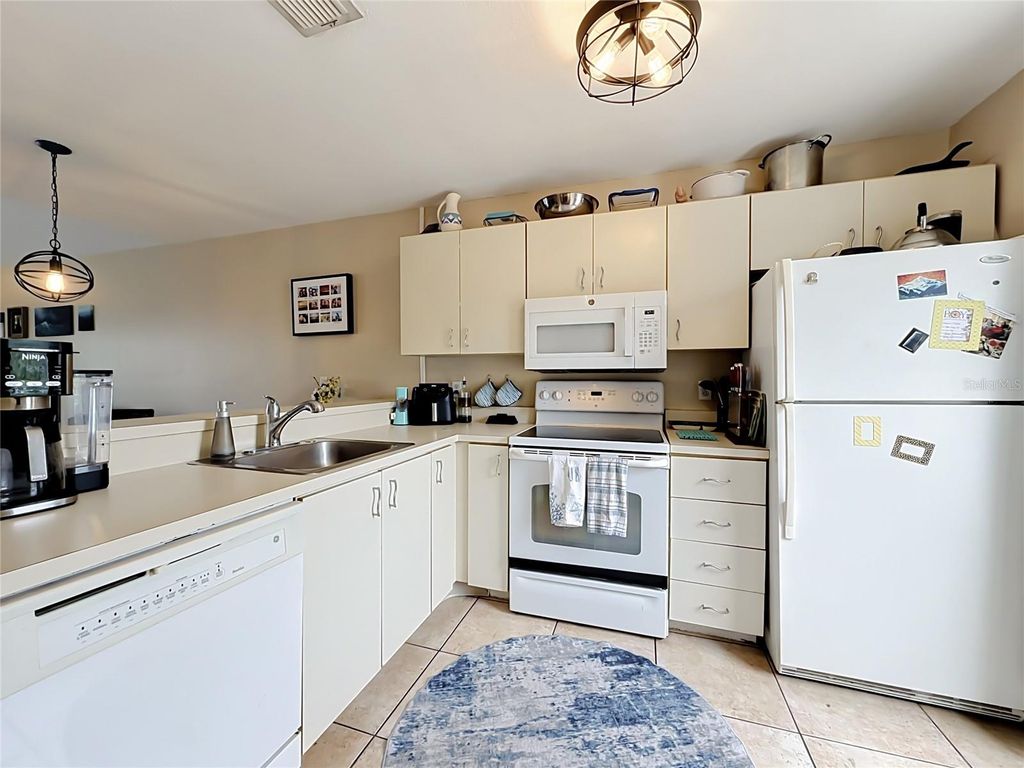 Image 4 of property listing at 2504 WOODGATE BOULEVARD 203, Orlando, FL 32822