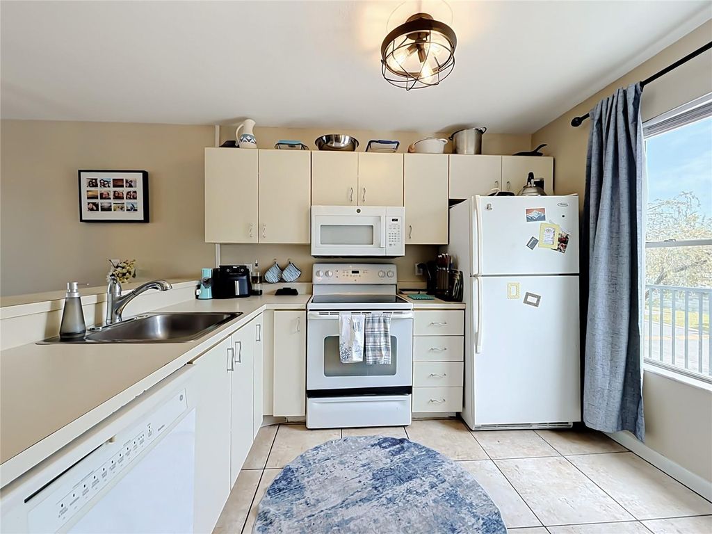 Image 5 of property listing at 2504 WOODGATE BOULEVARD 203, Orlando, FL 32822
