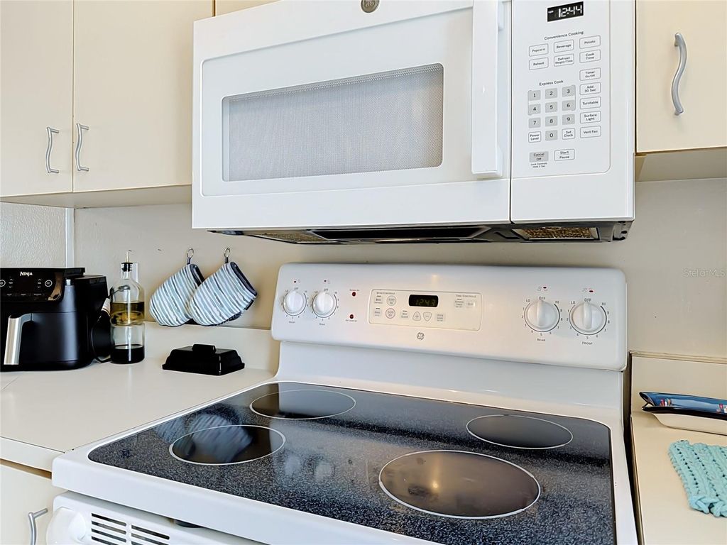 Image 6 of property listing at 2504 WOODGATE BOULEVARD 203, Orlando, FL 32822
