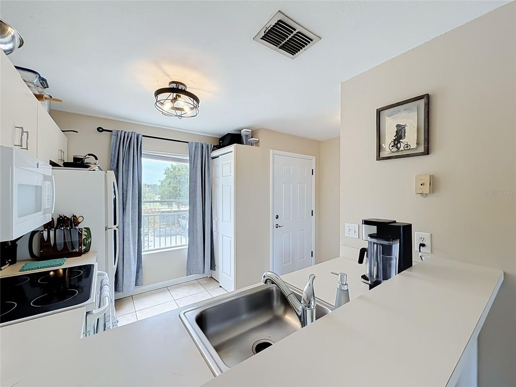 Image 8 of property listing at 2504 WOODGATE BOULEVARD 203, Orlando, FL 32822