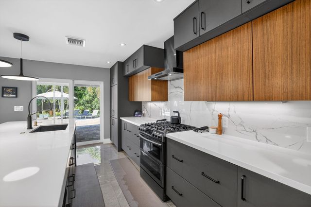 1721 NE 37th Street, Oakland Park, FL 33334