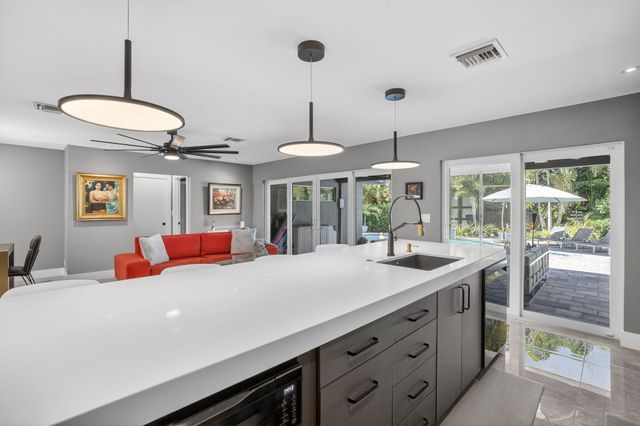 1721 NE 37th Street, Oakland Park, FL 33334