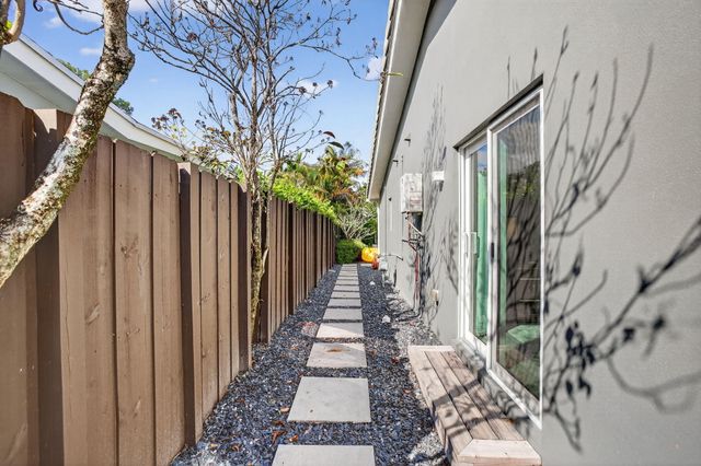 1721 NE 37th Street, Oakland Park, FL 33334