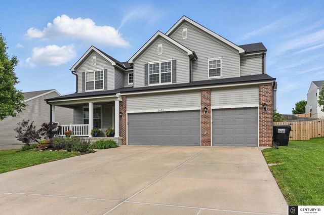 2421 Sand Hills Drive, Papillion, NE 68046