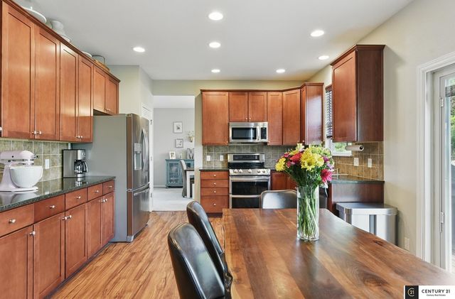 2421 Sand Hills Drive, Papillion, NE 68046