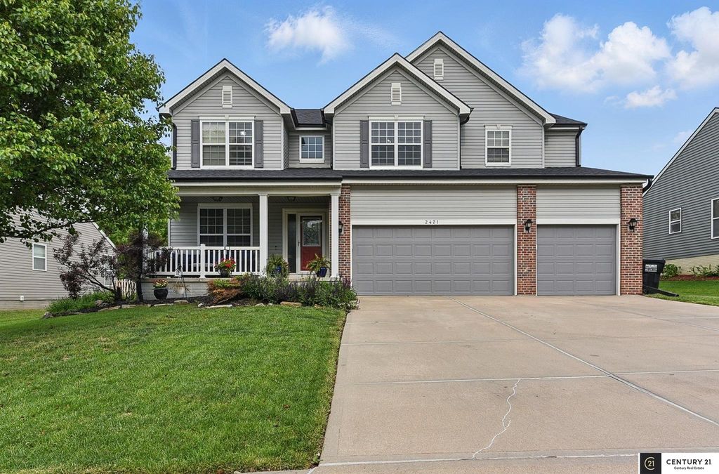 2421 Sand Hills Drive, Papillion, NE 68046