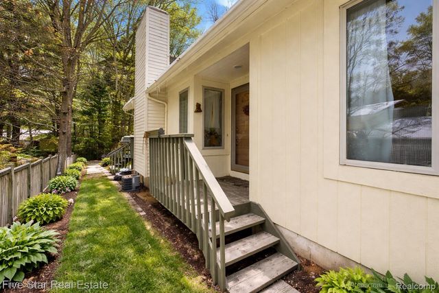 6586 Pontiac Lake Road 1, Waterford Charter Township, MI 48327