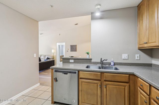 4240 MIGRATION Drive 6, Jacksonville, FL 32257