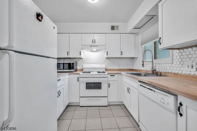 233 Spruce Ct, Raritan Twp., NJ 08822
