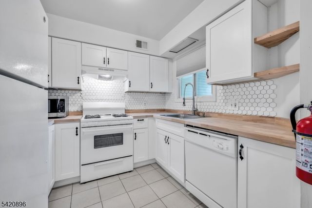 233 Spruce Ct, Raritan Twp., NJ 08822