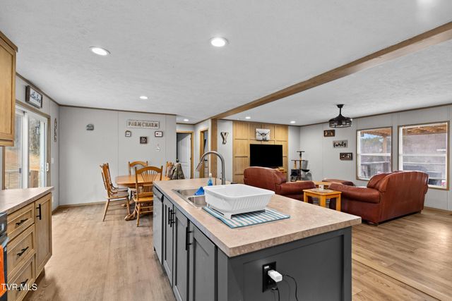 612 Grassy Valley Road, Whitesburg, TN 37891