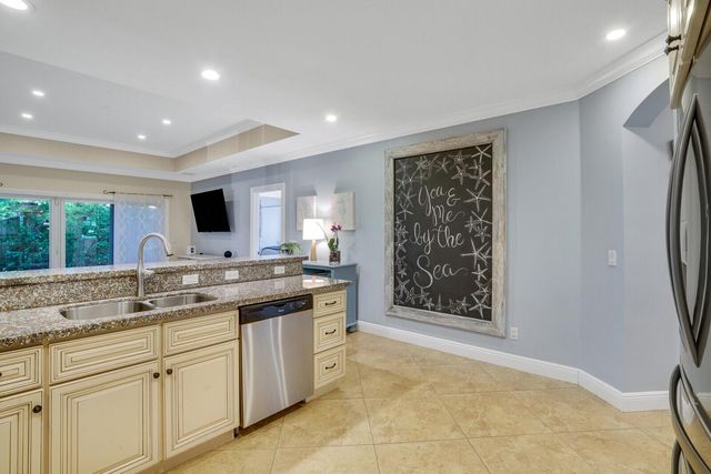 715 SW 25th Place, Boynton Beach, FL 33435