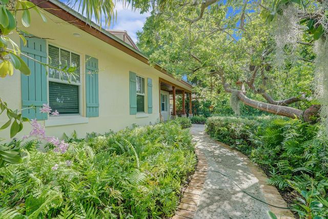 715 SW 25th Place, Boynton Beach, FL 33435
