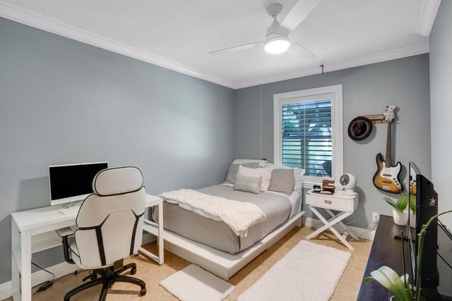 715 SW 25th Place, Boynton Beach, FL 33435