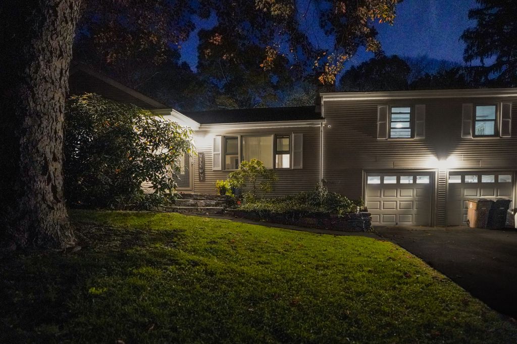 124 Wyndover Lane, Stamford, CT 06902