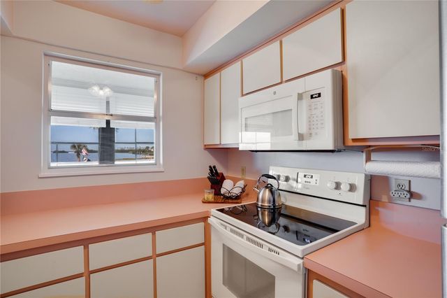 656 WINDRUSH BAY DRIVE 656, Tarpon Springs, FL 34689