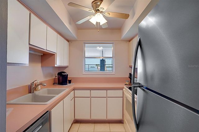 656 WINDRUSH BAY DRIVE 656, Tarpon Springs, FL 34689