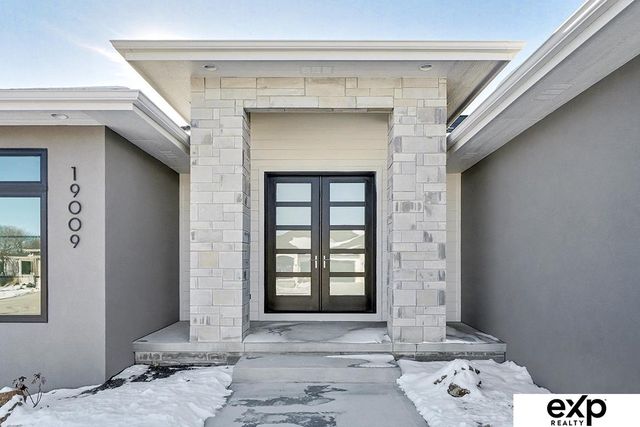 19009 Hackberry Drive, Gretna, NE 68028