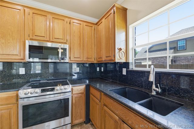 1017 W Quinton Street S, Broken Arrow, OK 74011