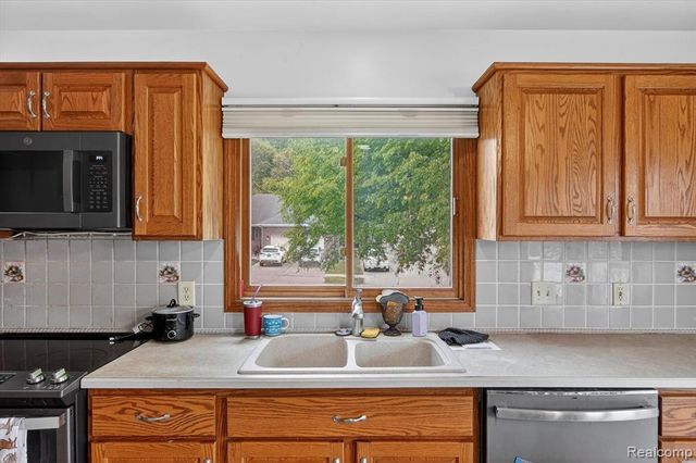 15507 White Oak, Fraser, MI 48026